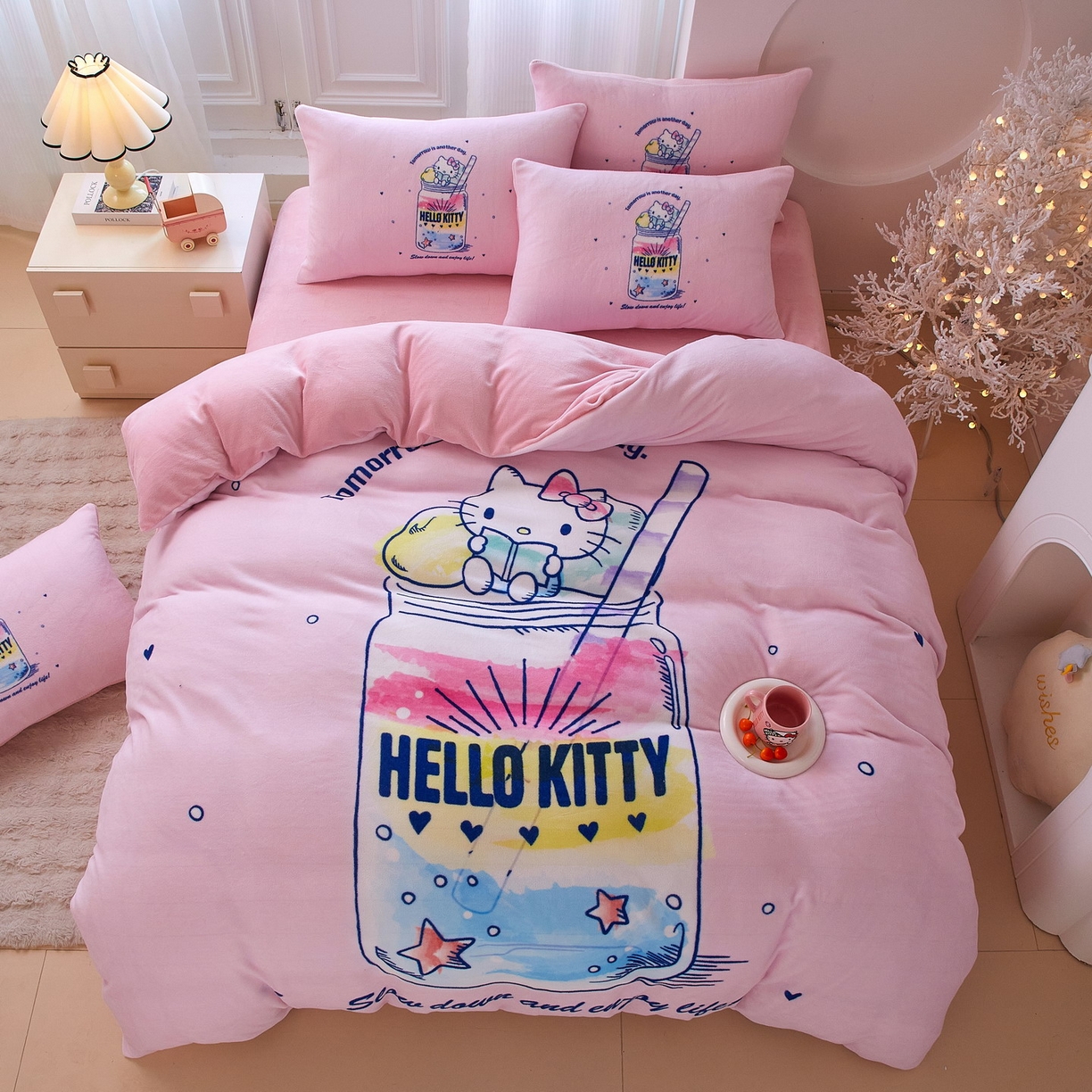 91家纺网 家纺一手货源 找家纺 蘭菲家纺 2025新款三丽欧牛奶绒套件系列四件套 续大杯奶茶