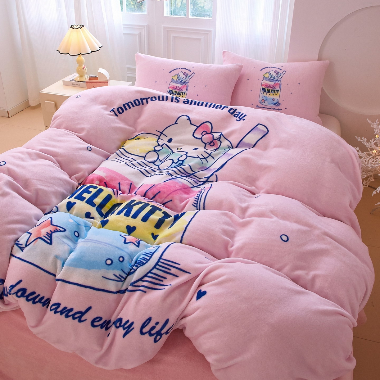 91家纺网 家纺一手货源 找家纺 蘭菲家纺 2025新款三丽欧牛奶绒套件系列四件套 续大杯奶茶