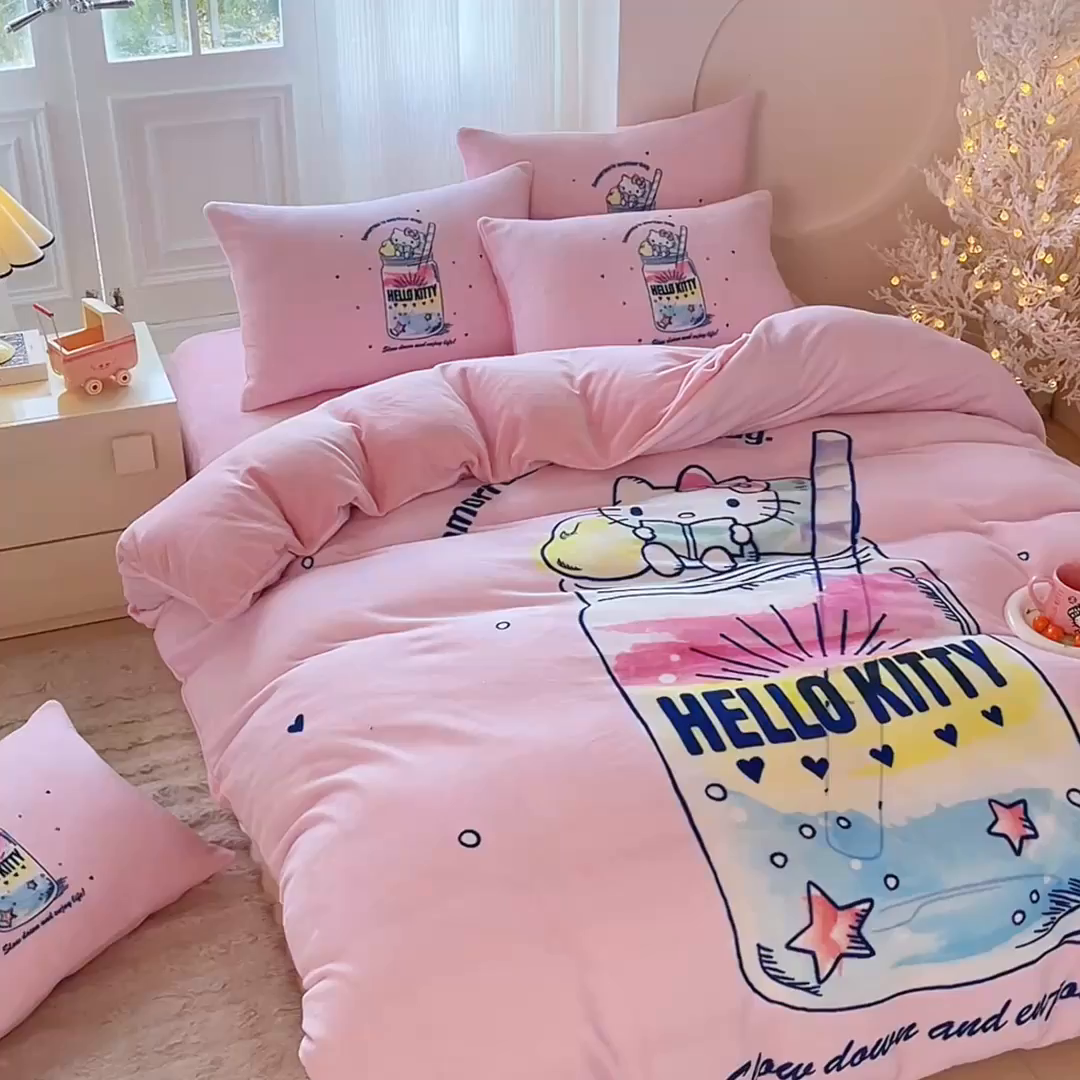 91家纺网 家纺一手货源 找家纺 蘭菲家纺 2025新款三丽欧牛奶绒套件系列四件套 续大杯奶茶