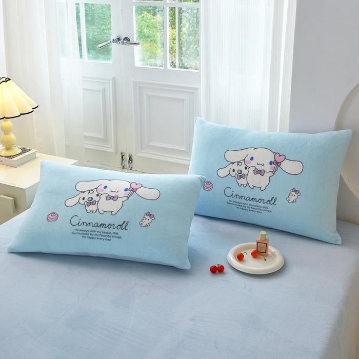 91家纺网 家纺一手货源 找家纺 蘭菲家纺 2025新款三丽欧牛奶绒套件系列四件套 逛街狗