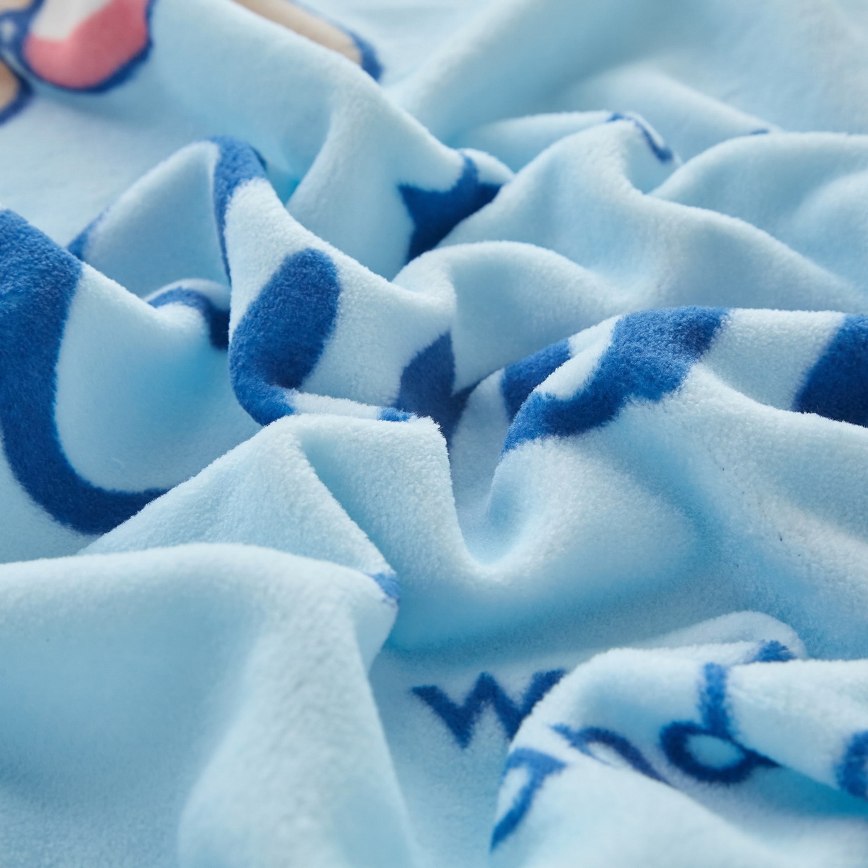 91家纺网 家纺一手货源 找家纺 蘭菲家纺 2025新款三丽欧牛奶绒套件系列四件套 露营快乐