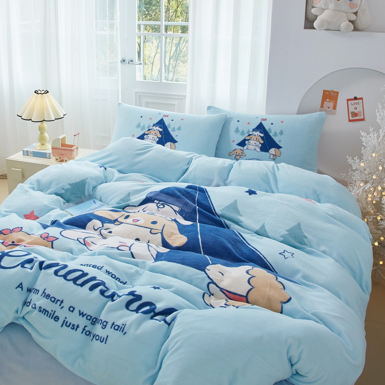 91家纺网 家纺一手货源 找家纺 蘭菲家纺 2025新款三丽欧牛奶绒套件系列四件套 露营快乐