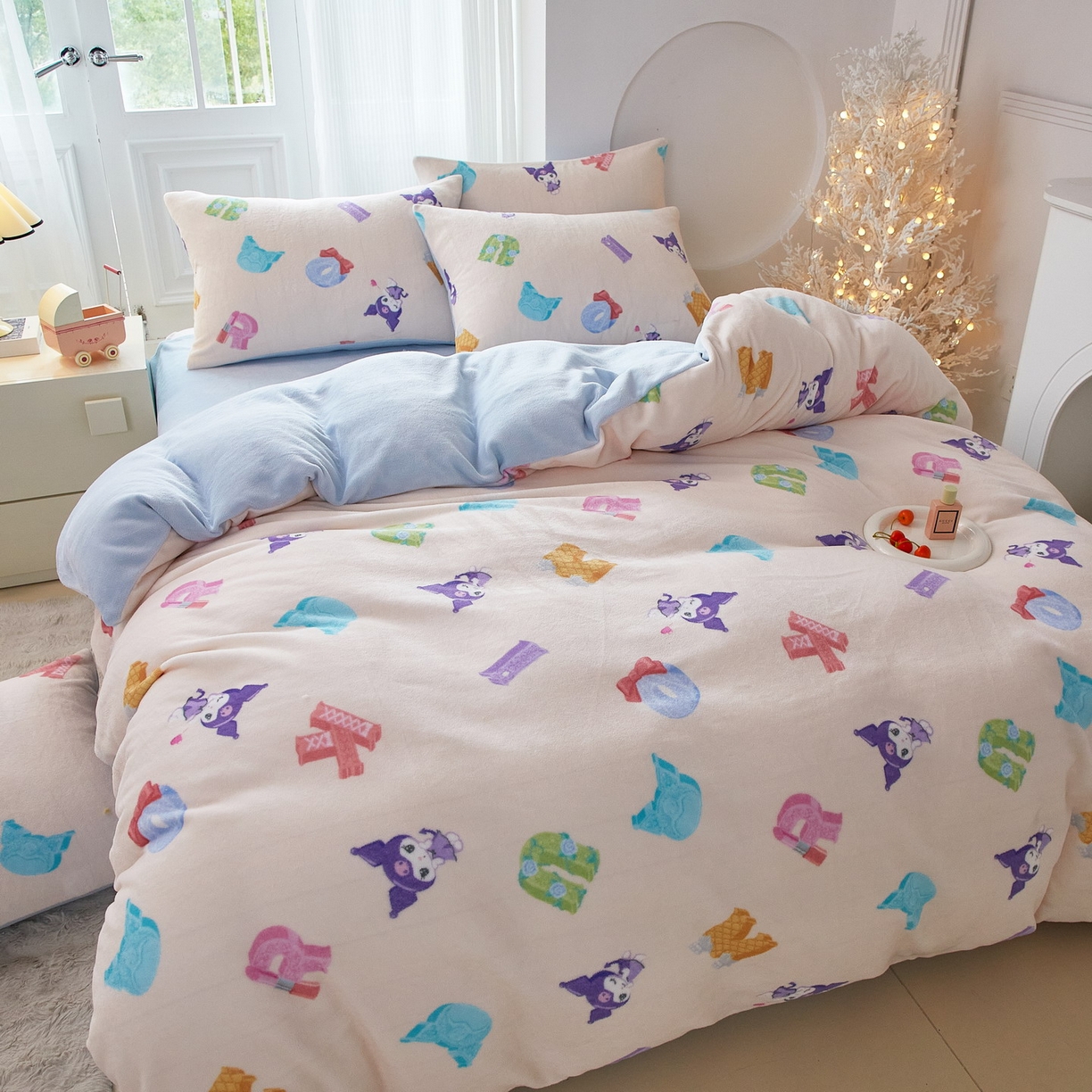 91家纺网 家纺一手货源 找家纺 蘭菲家纺 2025新款三丽欧牛奶绒套件系列四件套 小库儿