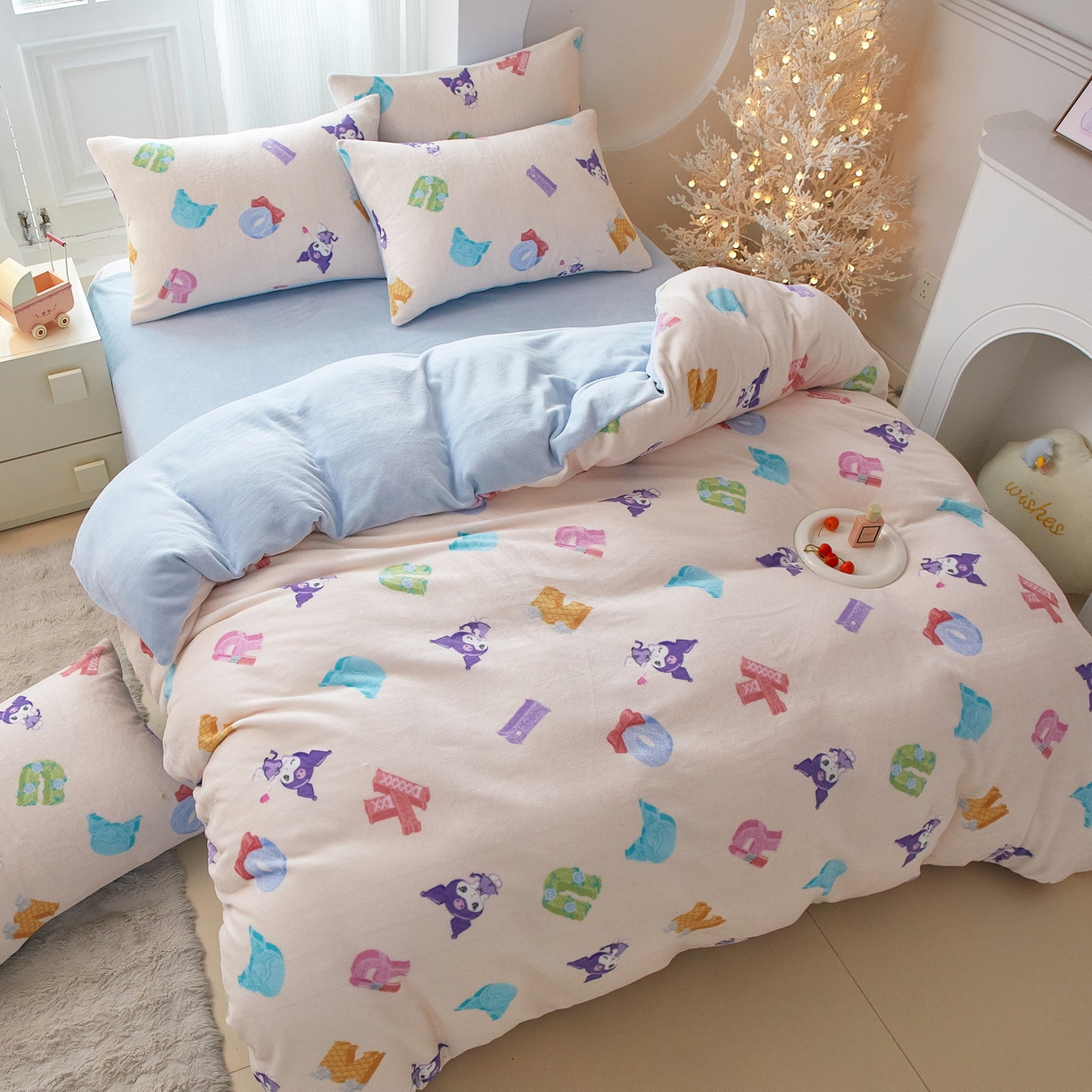 91家纺网 家纺一手货源 找家纺 蘭菲家纺 2025新款三丽欧牛奶绒套件系列四件套 小库儿