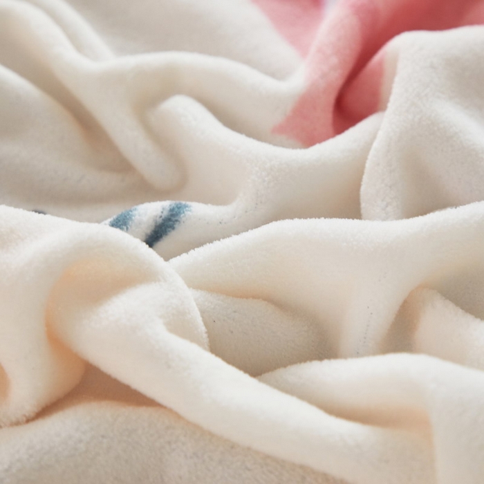 91家纺网 家纺一手货源 找家纺 蘭菲家纺 2025新款三丽欧牛奶绒套件系列四件套 小库故事