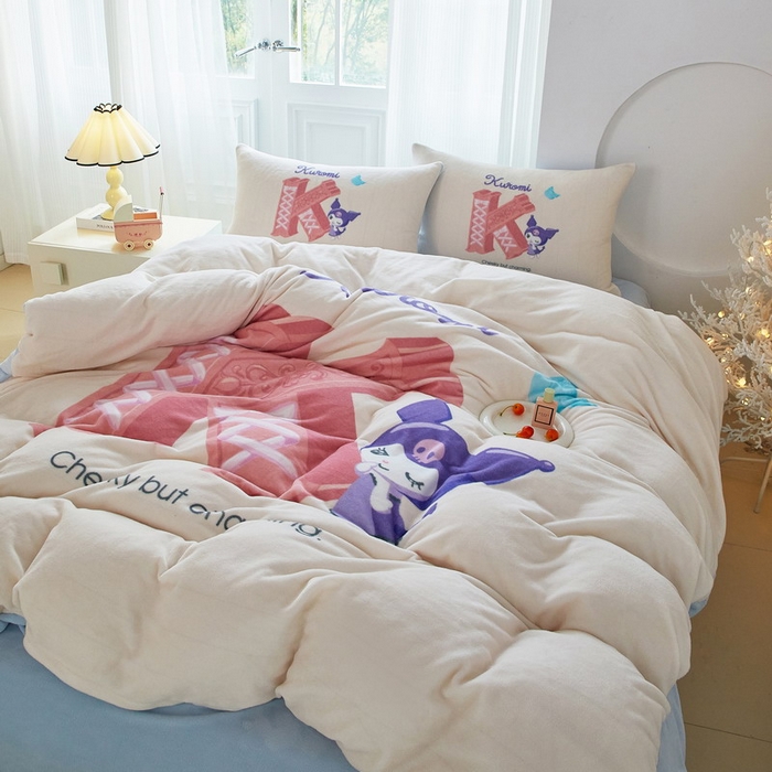 91家纺网 家纺一手货源 找家纺 蘭菲家纺 2025新款三丽欧牛奶绒套件系列四件套 小库故事