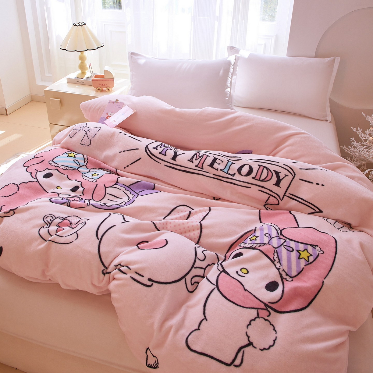 91家纺网 家纺一手货源 找家纺 蘭菲家纺 2025新款三丽欧牛奶绒套件系列单品被套 必爱乐奶茶