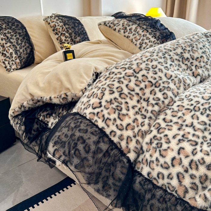 91家纺网 家纺一手货源 找家纺 大米家居 2025新款十斤重高低毛豹纹韩版蕾丝仿水貂绒四件套-豹纹系列 豹纹-卡其