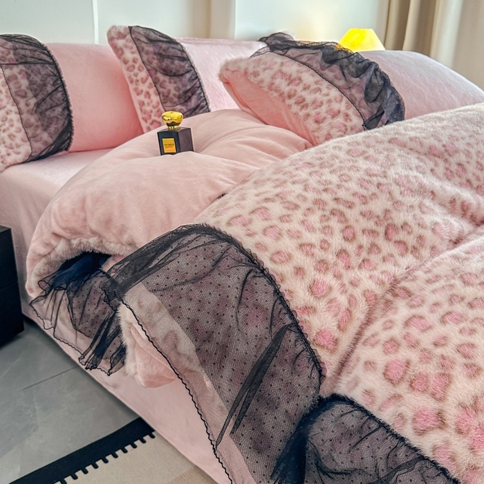 91家纺网 家纺一手货源 找家纺 大米家居 2025新款十斤重高低毛豹纹韩版蕾丝仿水貂绒四件套-豹纹系列 豹纹-藕粉