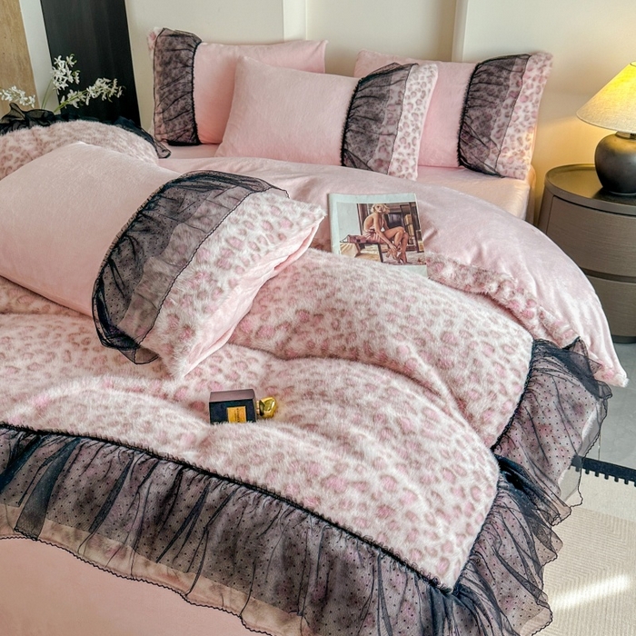 91家纺网 家纺一手货源 找家纺 大米家居 2025新款十斤重高低毛豹纹韩版蕾丝仿水貂绒四件套-豹纹系列 豹纹-藕粉