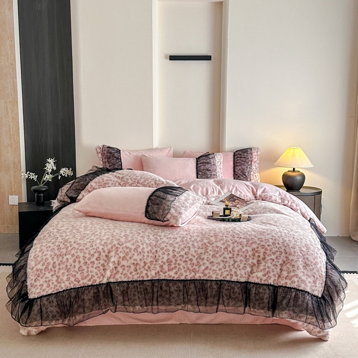 91家纺网 家纺一手货源 找家纺 大米家居 2025新款十斤重高低毛豹纹韩版蕾丝仿水貂绒四件套-豹纹系列 豹纹-藕粉