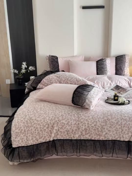 91家纺网 家纺一手货源 找家纺 大米家居 2025新款十斤重高低毛豹纹韩版蕾丝仿水貂绒四件套-豹纹系列 豹纹-藕粉