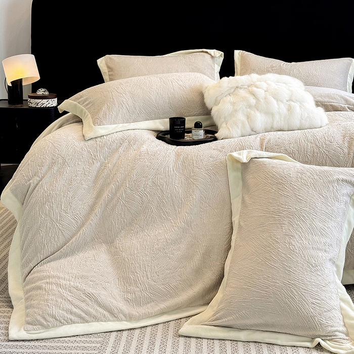 91家纺网 家纺一手货源 找家纺 （总）大米家居 2025新款雕花绒轻奢拼角系列四件套-柏林晚风系列