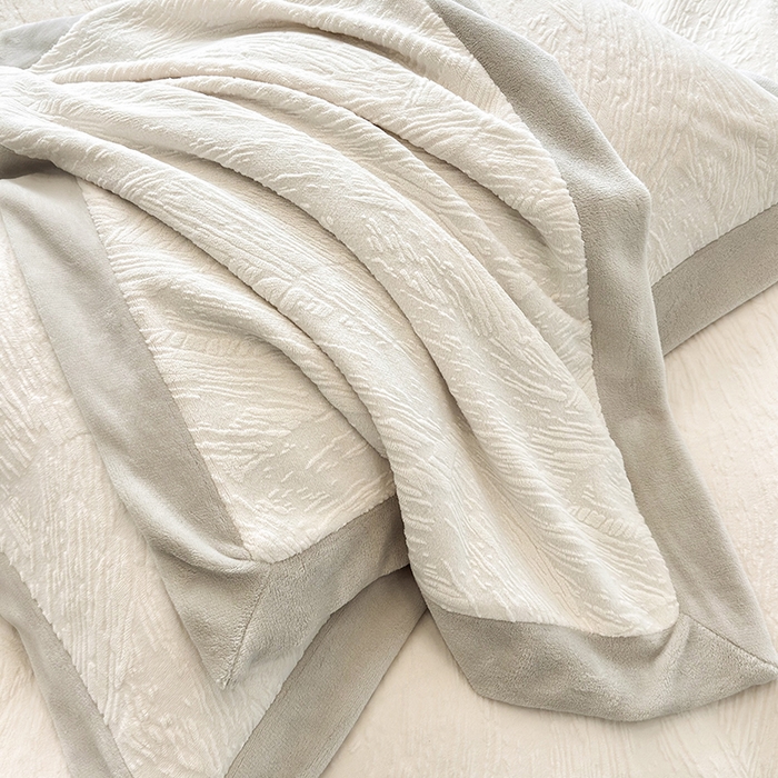 91家纺网 家纺一手货源 找家纺 大米家居 2025新款雕花绒轻奢拼角系列四件套-柏林晚风系列 柏林晚风-浅米