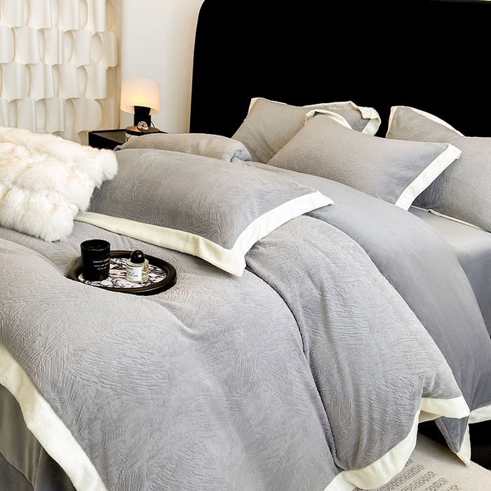 91家纺网 家纺一手货源 找家纺 大米家居 2025新款雕花绒轻奢拼角系列四件套-柏林晚风系列 柏林晚风-凇灰