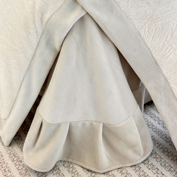 91家纺网 家纺一手货源 找家纺 大米家居 2025新款雕花绒轻奢拼角系列四件套-柏林晚风系列 柏林晚风-浅米