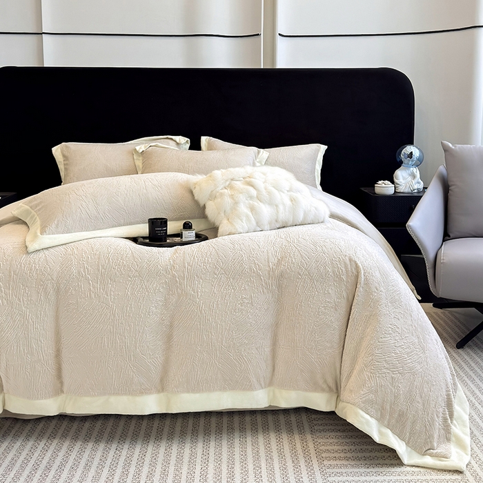 91家纺网 家纺一手货源 找家纺 大米家居 2025新款雕花绒轻奢拼角系列四件套-柏林晚风系列 柏林晚风-茶棕