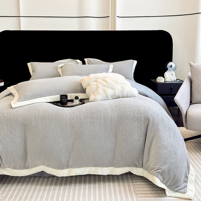 91家纺网 家纺一手货源 找家纺 大米家居 2025新款雕花绒轻奢拼角系列四件套-柏林晚风系列 柏林晚风-凇灰