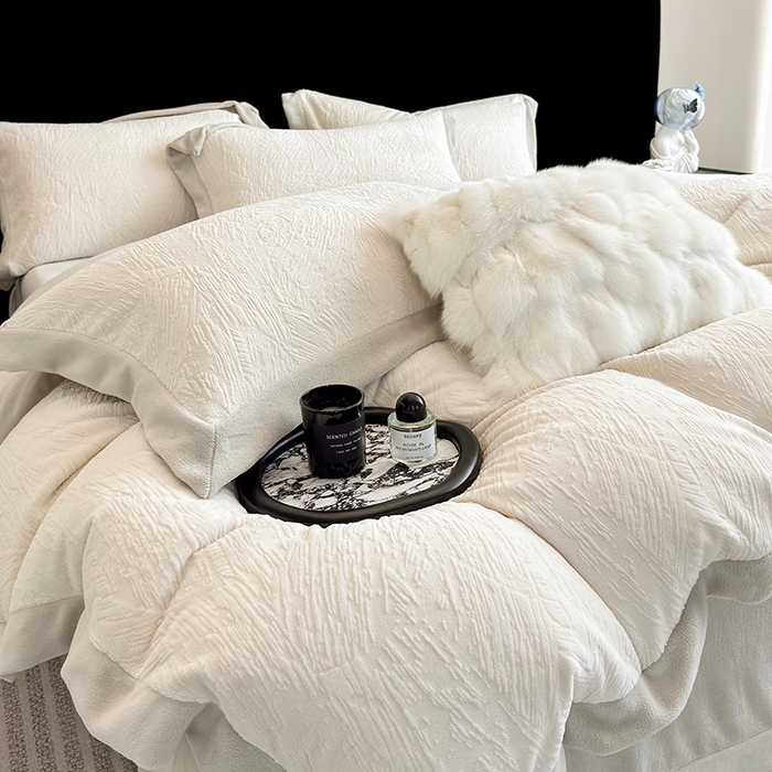 91家纺网 家纺一手货源 找家纺 大米家居 2025新款雕花绒轻奢拼角系列四件套-柏林晚风系列 柏林晚风-浅米