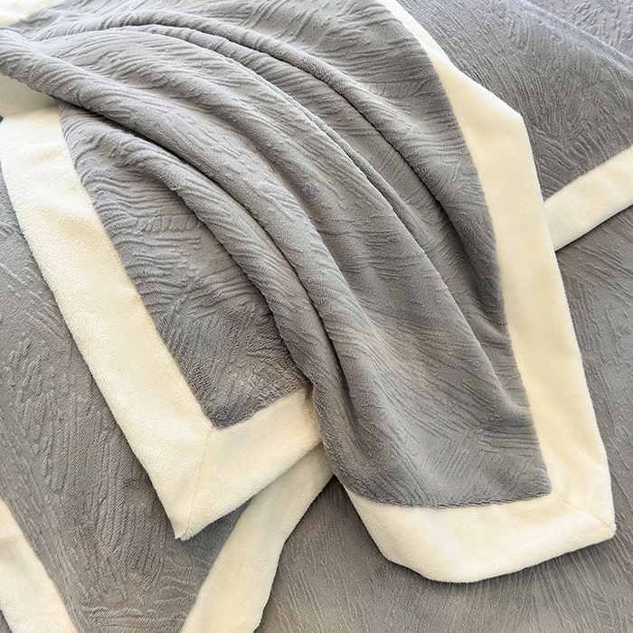 91家纺网 家纺一手货源 找家纺 大米家居 2025新款雕花绒轻奢拼角系列四件套-柏林晚风系列 柏林晚风-凇灰