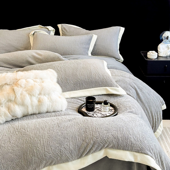 91家纺网 家纺一手货源 找家纺 大米家居 2025新款雕花绒轻奢拼角系列四件套-柏林晚风系列 柏林晚风-凇灰