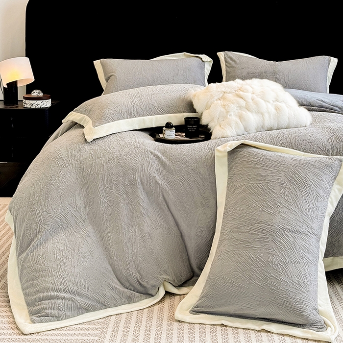 91家纺网 家纺一手货源 找家纺 大米家居 2025新款雕花绒轻奢拼角系列四件套-柏林晚风系列 柏林晚风-凇灰