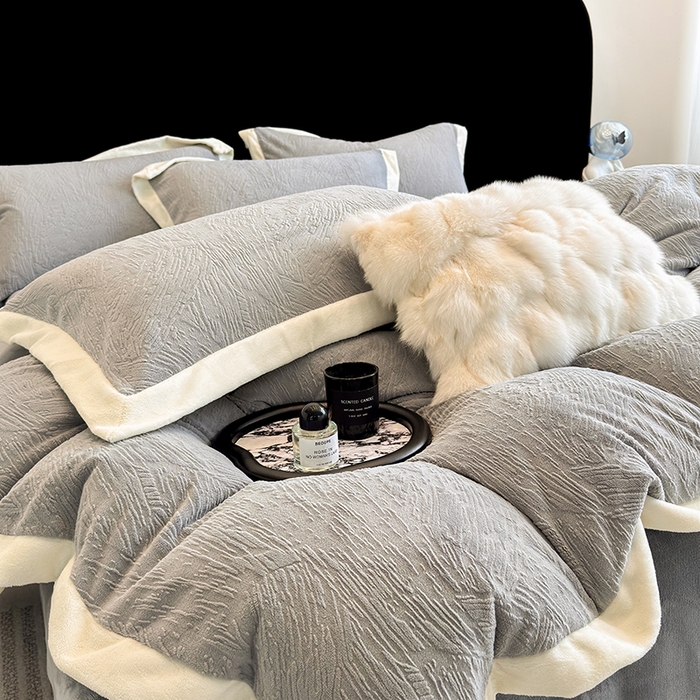 91家纺网 家纺一手货源 找家纺 大米家居 2025新款雕花绒轻奢拼角系列四件套-柏林晚风系列 柏林晚风-凇灰