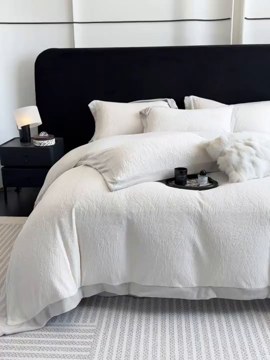 91家纺网 家纺一手货源 找家纺 大米家居 2025新款雕花绒轻奢拼角系列四件套-柏林晚风系列 柏林晚风-浅米