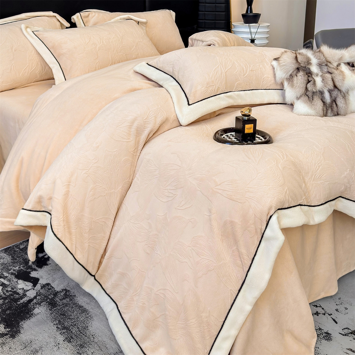 91家纺网 家纺一手货源 找家纺 大米家居 2025新款雕花绒拼角嵌绳系列四件套 百合-奶咖