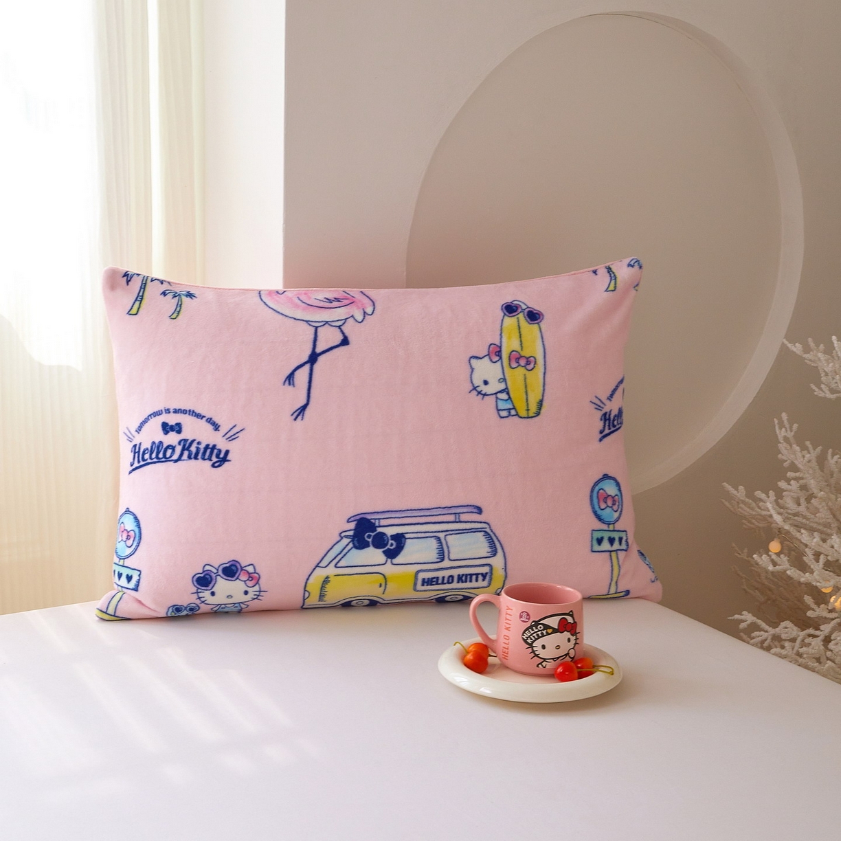 91家纺网 家纺一手货源 找家纺 蘭菲家纺 2025新款三丽欧牛奶绒套件系列单品枕套 快乐休假