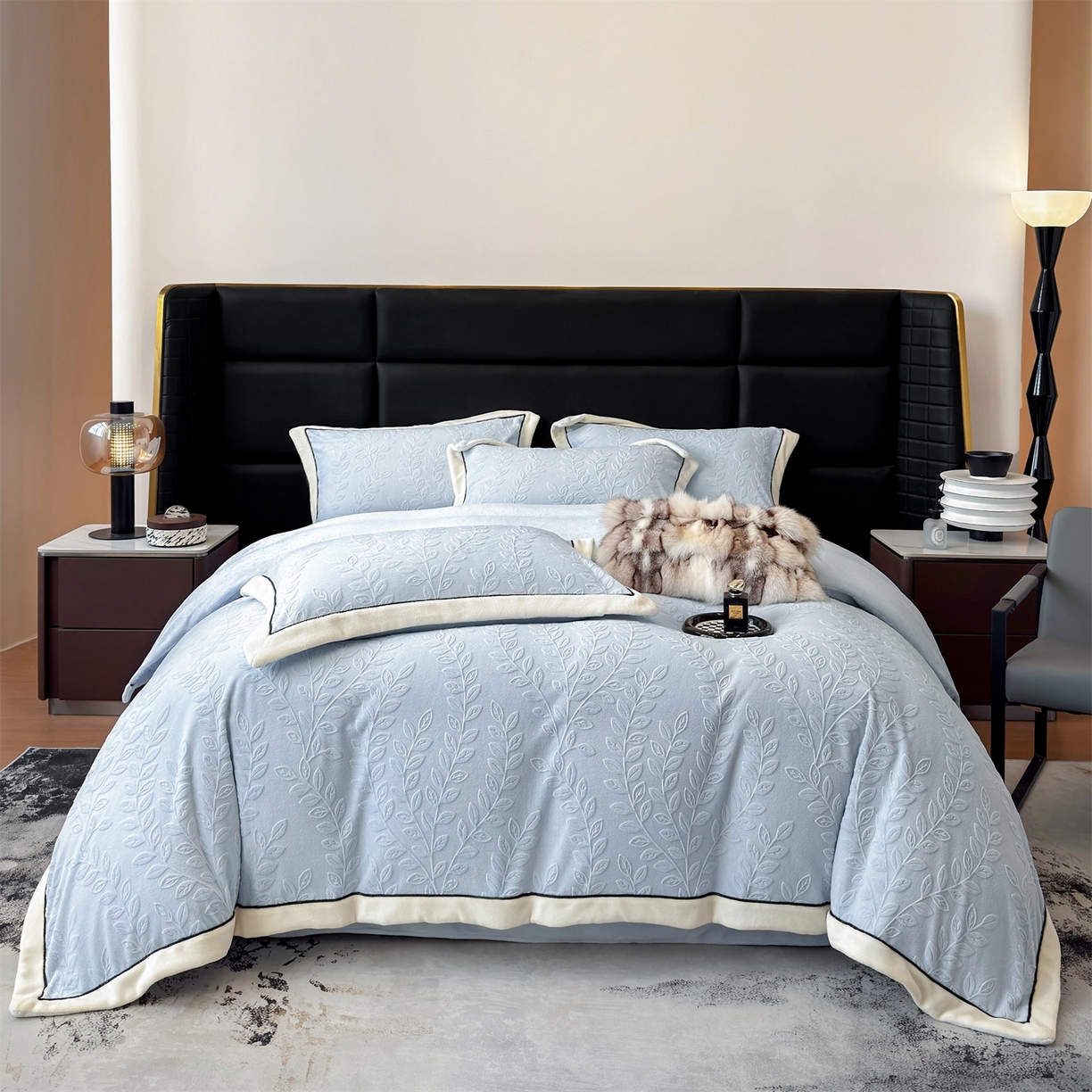 91家纺网 家纺一手货源 找家纺 大米家居 2025新款雕花绒拼角嵌绳系列四件套 花枝-蔚蓝