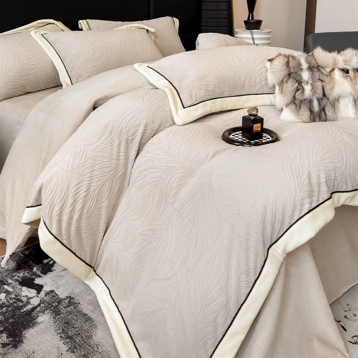 91家纺网 家纺一手货源 找家纺 大米家居 2025新款雕花绒拼角嵌绳系列四件套 叶影-米棕