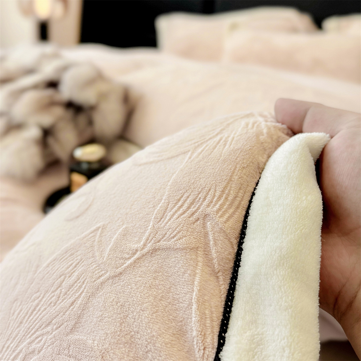 91家纺网 家纺一手货源 找家纺 大米家居 2025新款雕花绒拼角嵌绳系列四件套 百合-奶咖