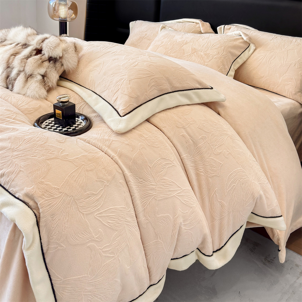 91家纺网 家纺一手货源 找家纺 大米家居 2025新款雕花绒拼角嵌绳系列四件套 百合-奶咖