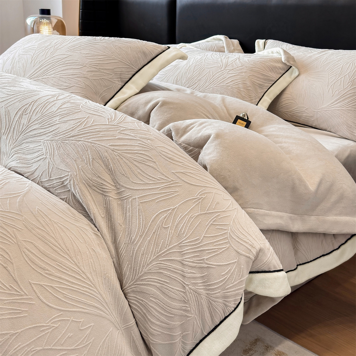 91家纺网 家纺一手货源 找家纺 大米家居 2025新款雕花绒拼角嵌绳系列四件套 叶影-米棕