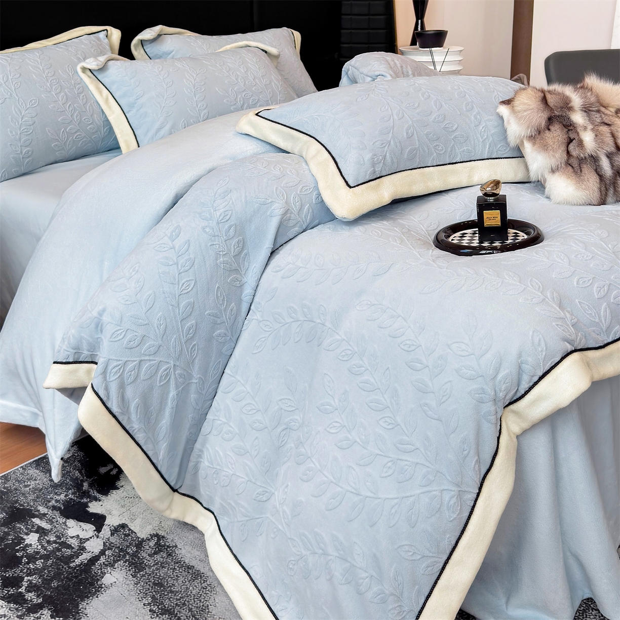 91家纺网 家纺一手货源 找家纺 大米家居 2025新款雕花绒拼角嵌绳系列四件套 花枝-蔚蓝