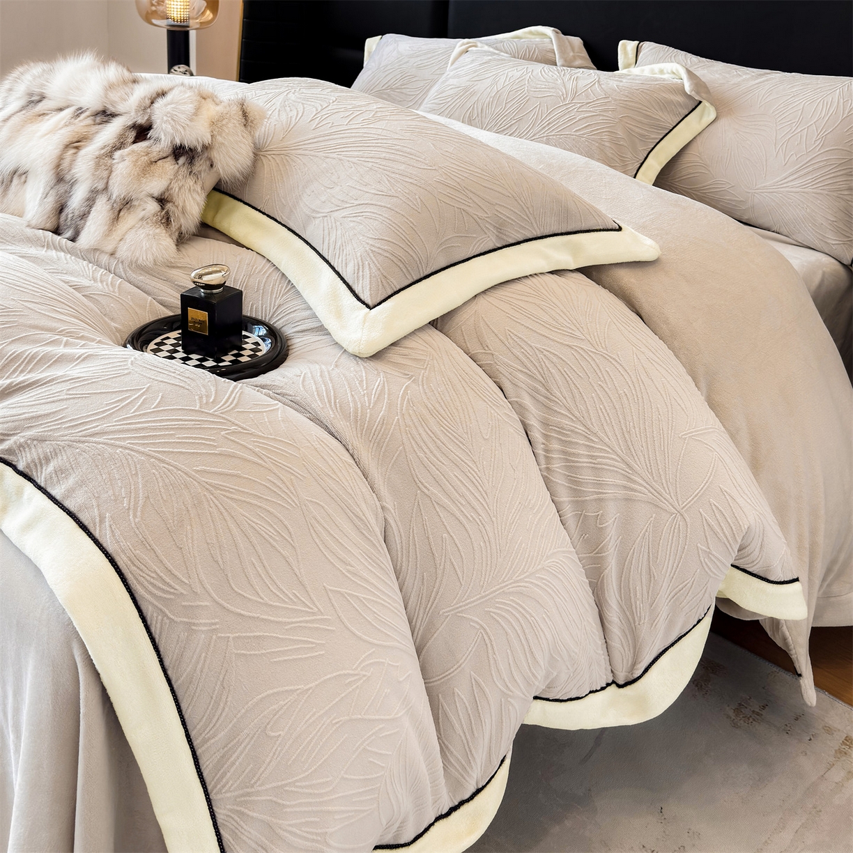 91家纺网 家纺一手货源 找家纺 大米家居 2025新款雕花绒拼角嵌绳系列四件套 叶影-米棕