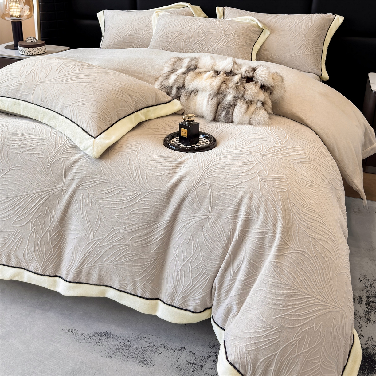 91家纺网 家纺一手货源 找家纺 大米家居 2025新款雕花绒拼角嵌绳系列四件套 叶影-米棕