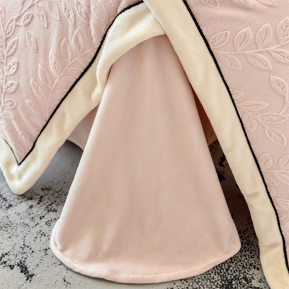 91家纺网 家纺一手货源 找家纺 大米家居 2025新款雕花绒拼角嵌绳系列四件套 花枝-桃粉