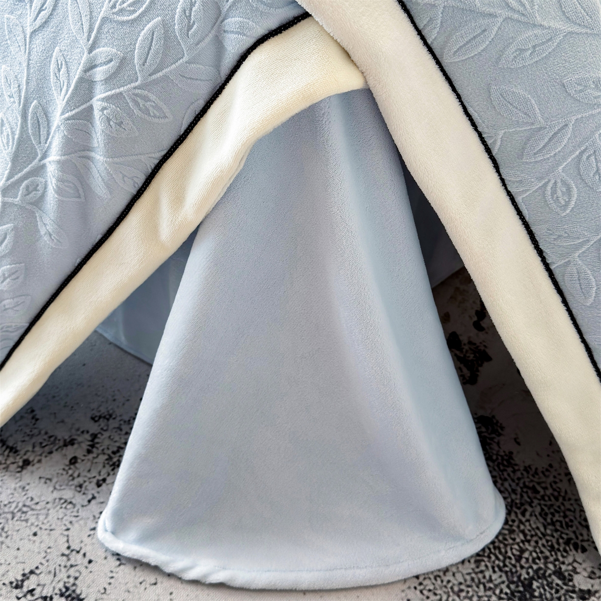 91家纺网 家纺一手货源 找家纺 大米家居 2025新款雕花绒拼角嵌绳系列四件套 花枝-蔚蓝