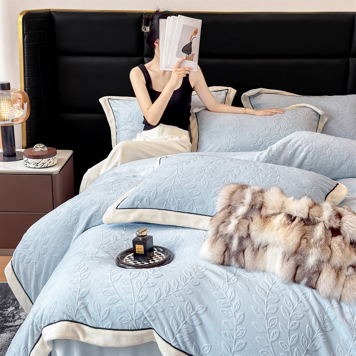 91家纺网 家纺一手货源 找家纺 大米家居 2025新款雕花绒拼角嵌绳系列四件套 花枝-蔚蓝