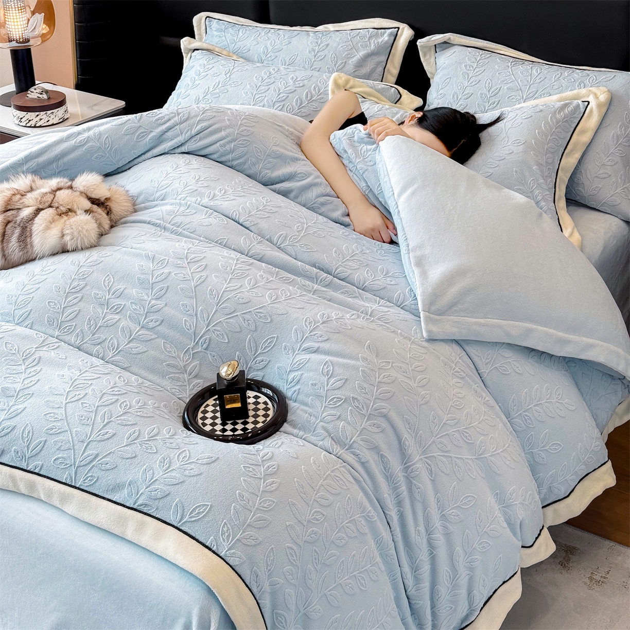 91家纺网 家纺一手货源 找家纺 大米家居 2025新款雕花绒拼角嵌绳系列四件套 花枝-蔚蓝