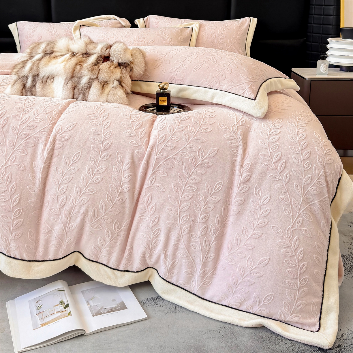 91家纺网 家纺一手货源 找家纺 大米家居 2025新款雕花绒拼角嵌绳系列四件套 花枝-桃粉