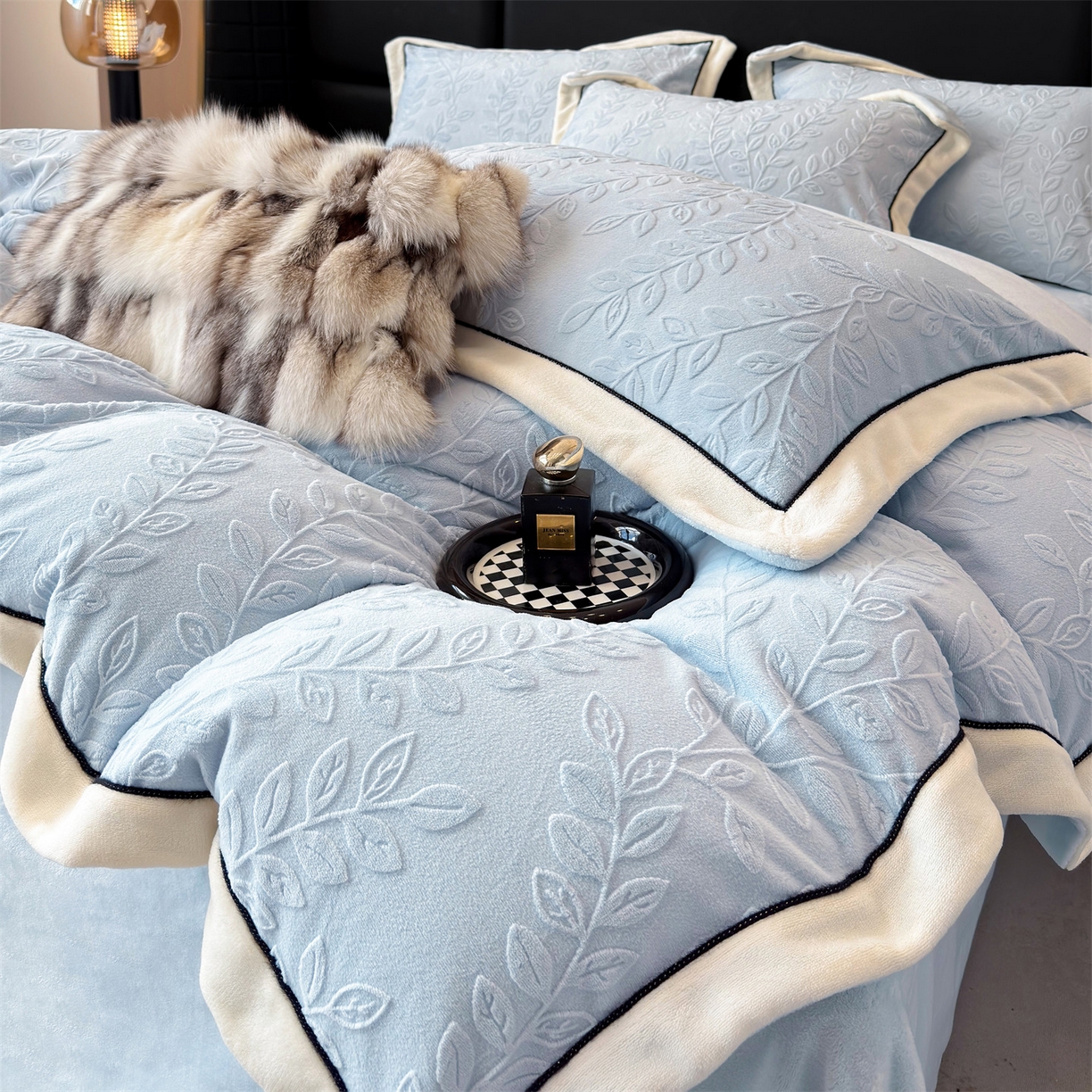 91家纺网 家纺一手货源 找家纺 大米家居 2025新款雕花绒拼角嵌绳系列四件套 花枝-蔚蓝