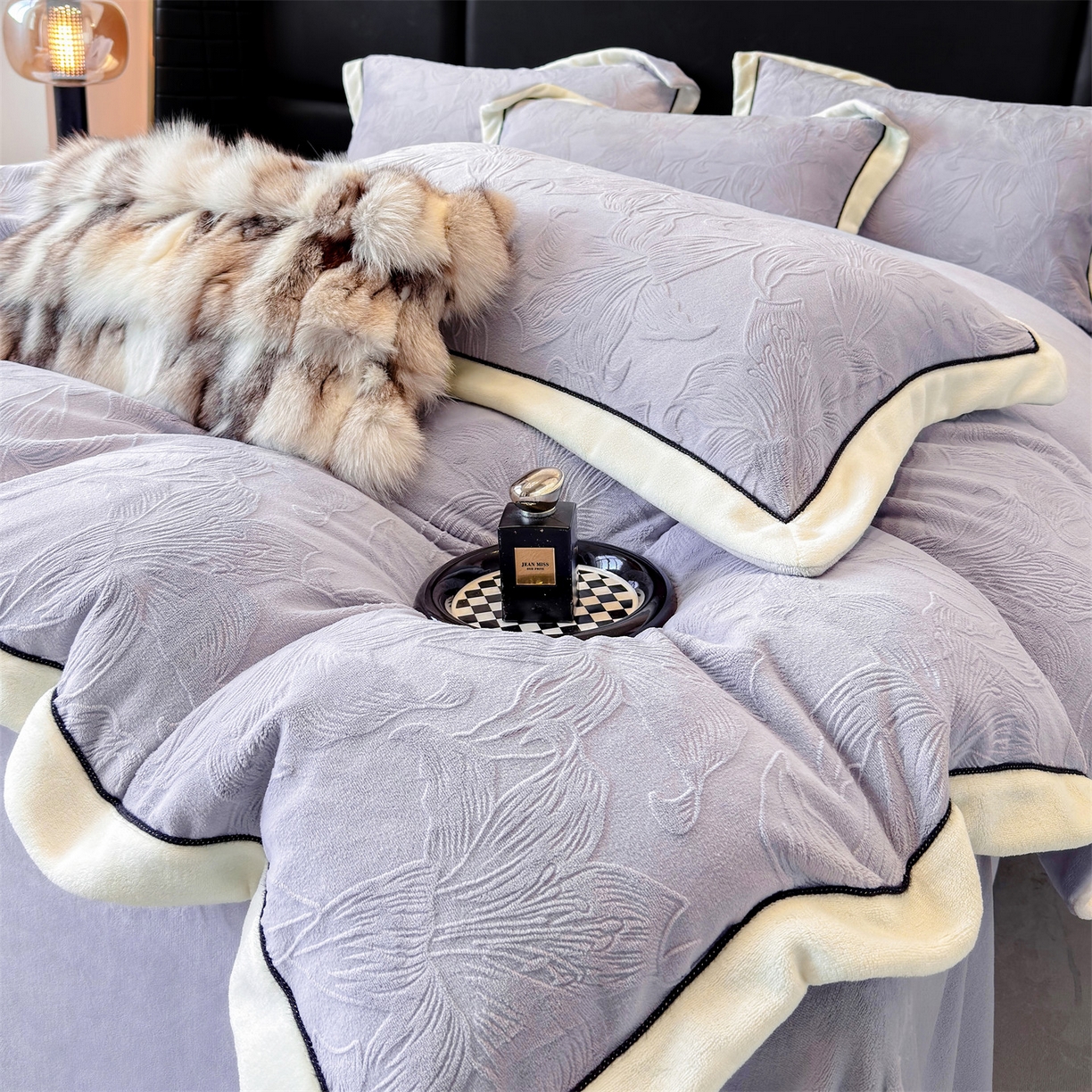 91家纺网 家纺一手货源 找家纺 大米家居 2025新款雕花绒拼角嵌绳系列四件套 百合-灰紫