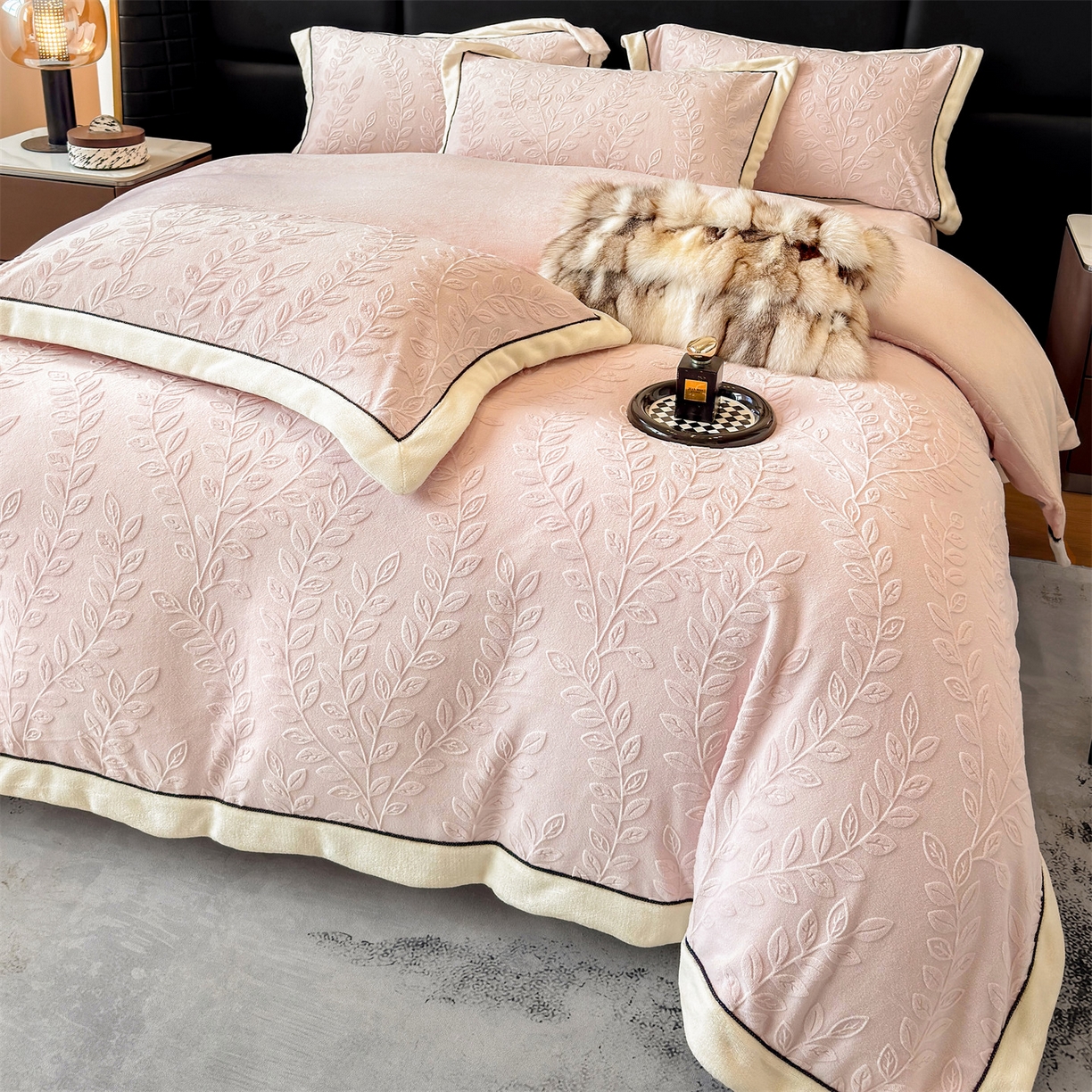 91家纺网 家纺一手货源 找家纺 大米家居 2025新款雕花绒拼角嵌绳系列四件套 花枝-桃粉