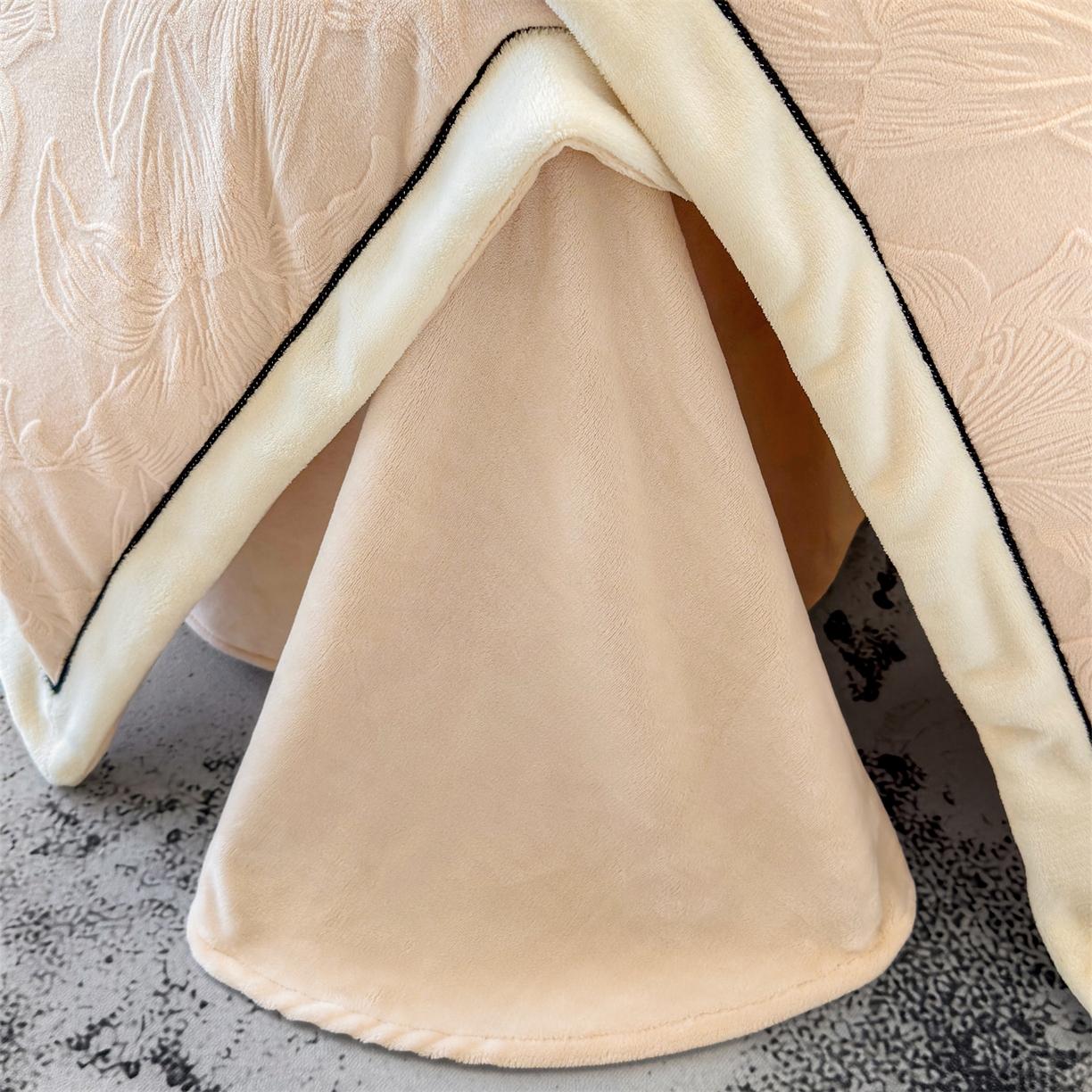 91家纺网 家纺一手货源 找家纺 大米家居 2025新款雕花绒拼角嵌绳系列四件套 百合-奶咖