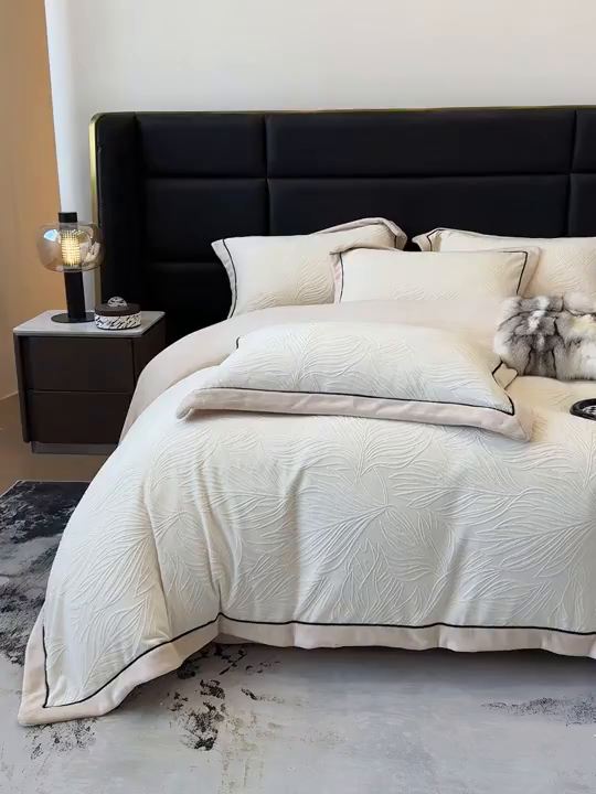 91家纺网 家纺一手货源 找家纺 大米家居 2025新款雕花绒拼角嵌绳系列四件套 叶影-瓷白