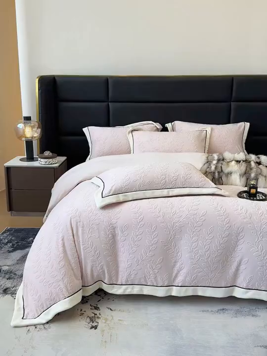 91家纺网 家纺一手货源 找家纺 大米家居 2025新款雕花绒拼角嵌绳系列四件套 花枝-桃粉