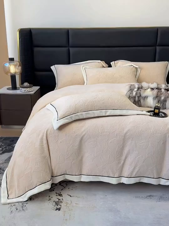 91家纺网 家纺一手货源 找家纺 大米家居 2025新款雕花绒拼角嵌绳系列四件套 百合-奶咖